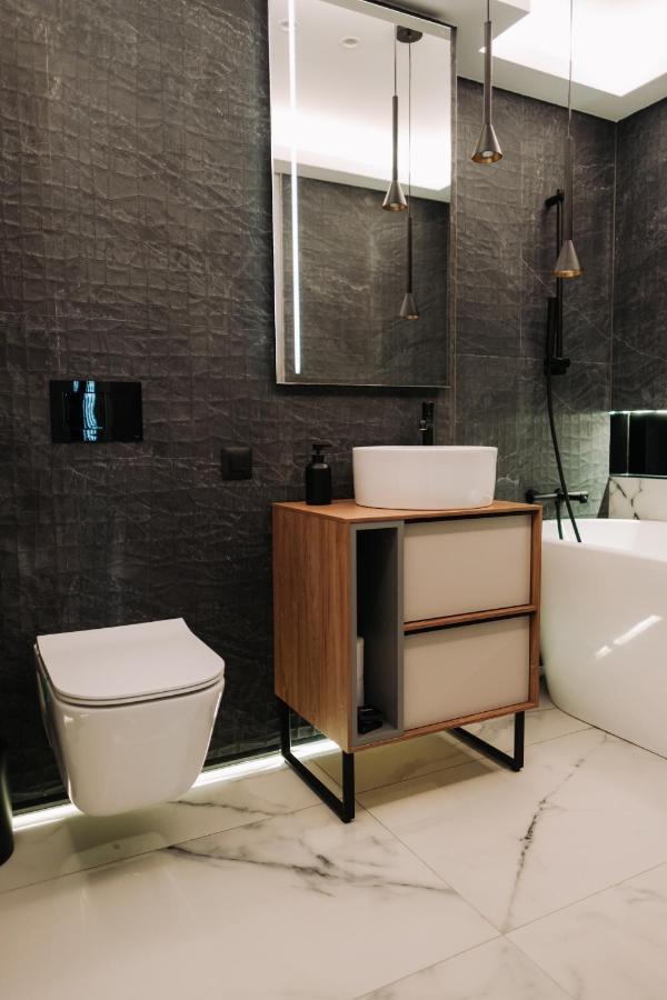 Quiboo Cosmopolit Apartment Brasov Ngoại thất bức ảnh